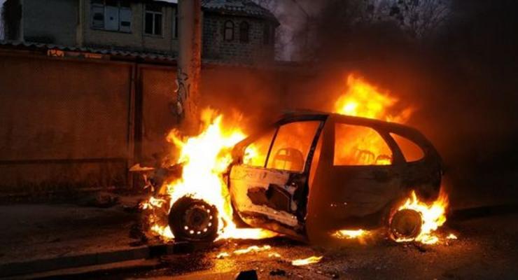 В центре Киева авто сгорело дотла после столкновения с электроопорой