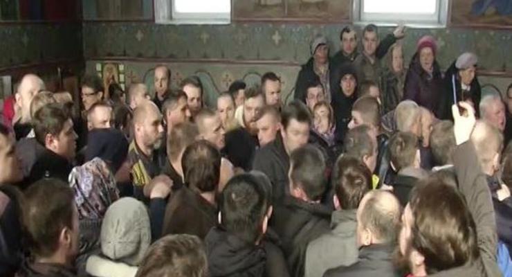 Под Киевом прихожане конфликтовали с "титушками" УПЦ МП