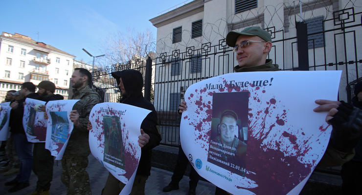 К посольству РФ в Киеве приносят фото убитых наемников и пропагандистов