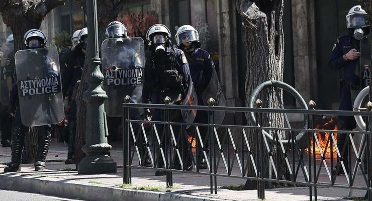 В Афинах студенты забросали полицию коктейлями Молотова
