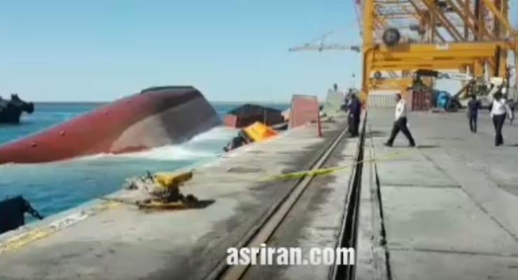 В иранском порту перевернулось торговое судно