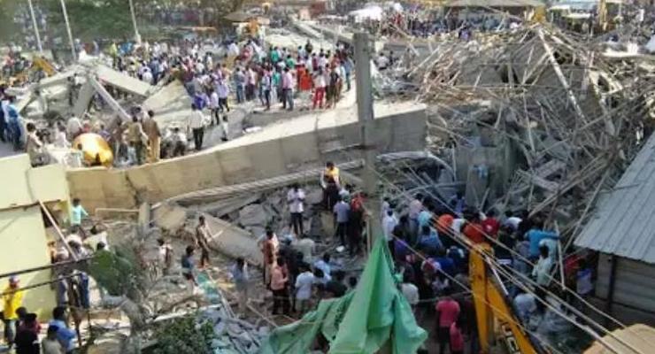 В Индии обрушилось здание: под завалами до сотни людей