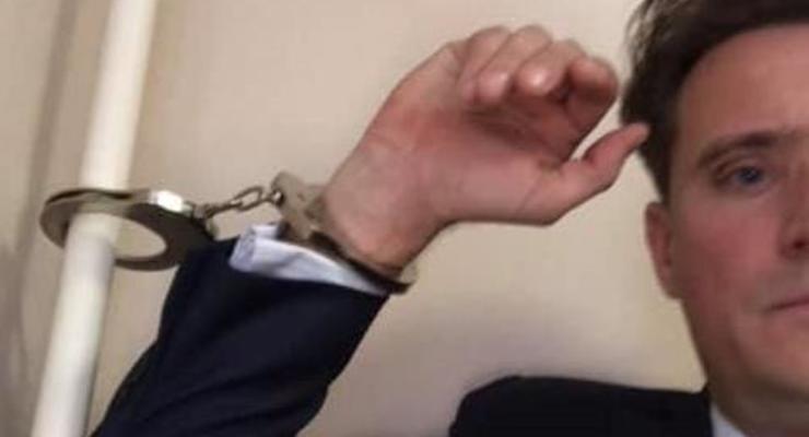 В суде Киева адвокат приковал себя наручниками к трубе