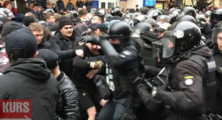 На митинге Порошенко подрались Нацкорпус и полиция