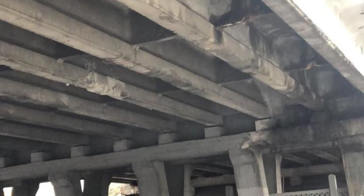 Грузовик повредил балку моста на Броварском проспекте