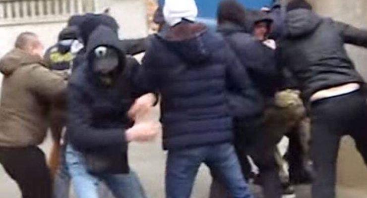 На киевского активиста напала толпа "титушек" - соцсети