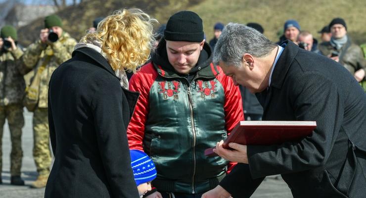 Порошенко присвоил звания Героев Украины, одно - посмертно
