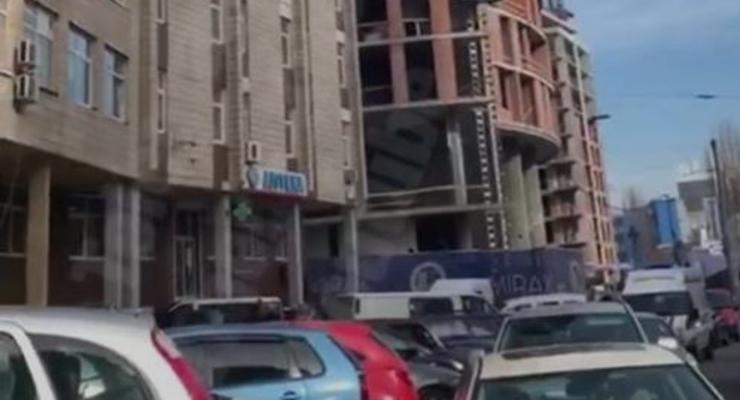 В Киеве ветер сдул с недостроя доски: Побиты авто и травмирован человек