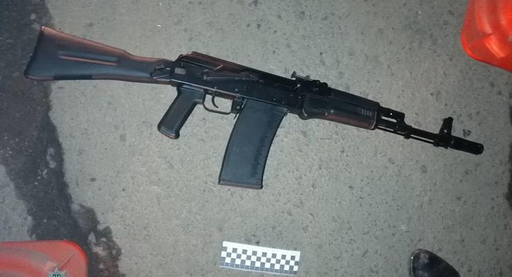 В Ивано-Франковске пьяный с ружьем Сайга-410К угрожал прохожим