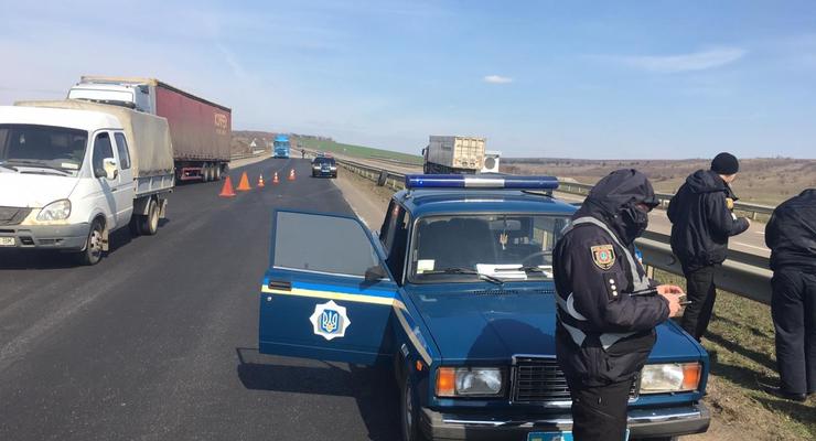На Киевской трассе грузовик переехал работников дорожной службы