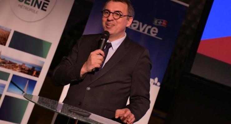Во Франции мэр города ушел в отставку из-за "голых" фото