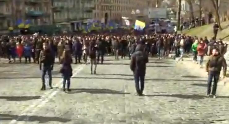 Тысячи митингующих в Киеве направляются к правительственному кварталу