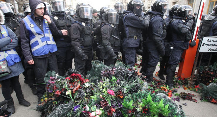 В Киеве протестующие обложили кордон силовиков похоронными венками