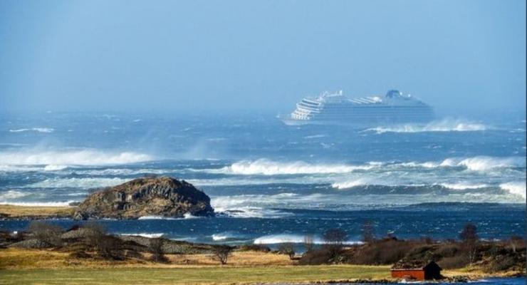 Эвакуация с лайнера в Норвегии продлится всю ночь