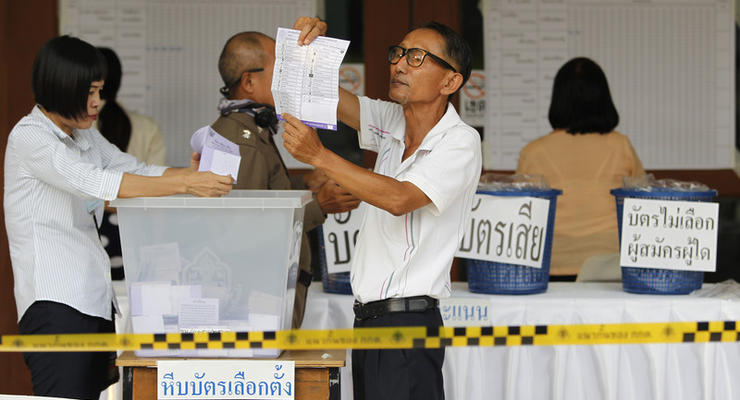 На выборах в Таиланде лидируют сторонники военных