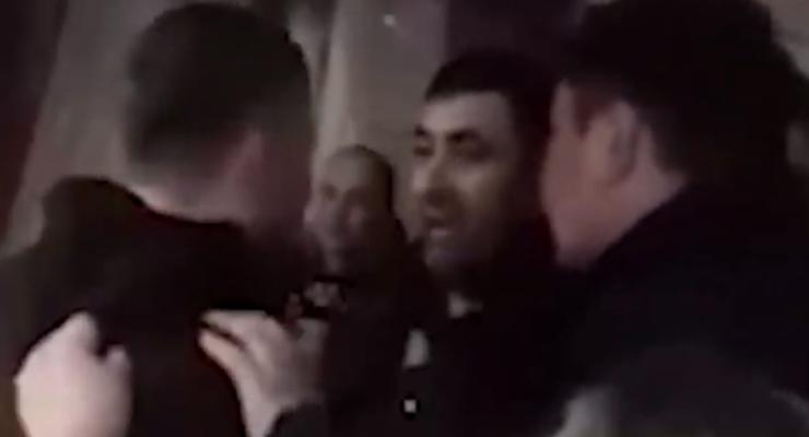 В России мужик с бензопилой напал на людей в кафе