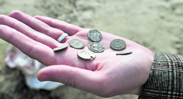 На киевском Подоле нашли древние монеты и украшения