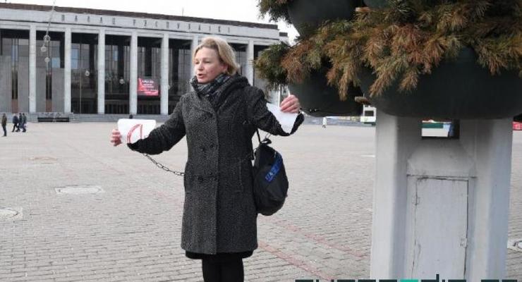 В центре Минска женщина приковала себя к столбу