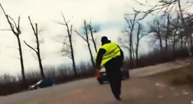 На Буковине полицейский пытался убежать от водителя и съесть взятку