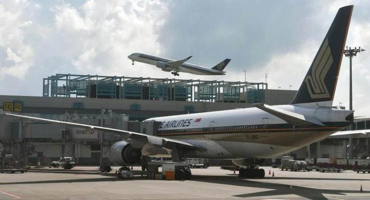 Самолет с 263 пассажирами сел в Сингапуре после сообщения о бомбе