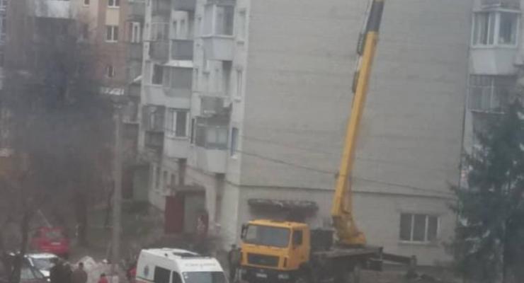 В Борисполе с автовышки сорвался рабочий