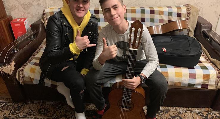 Парню, гитару которого разбили жестокие подростки, подарили новый инструмент
