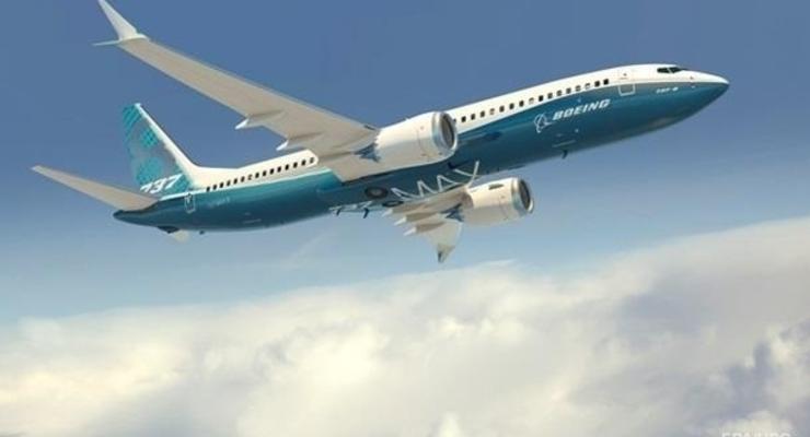 Самолет Boeing 737 MAX совершил экстренную посадку