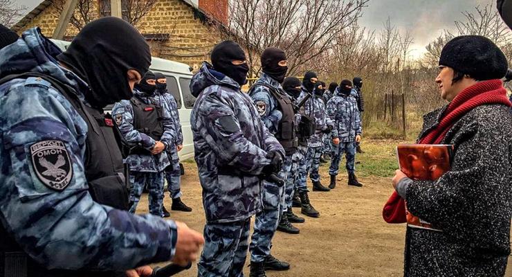 В Крыму ФСБ проводит обыски у десятков крымских татар