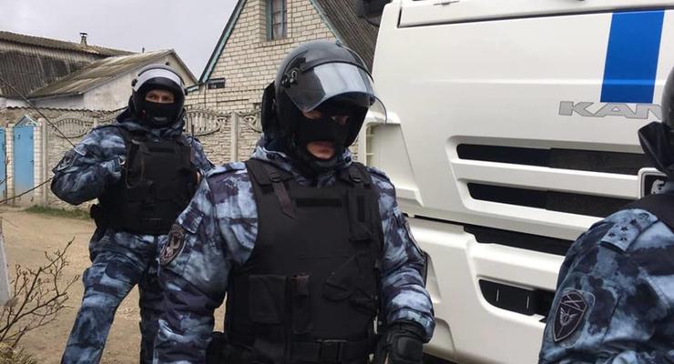 Обыски в Крыму: 20 активистов задержаны, четверых ищут