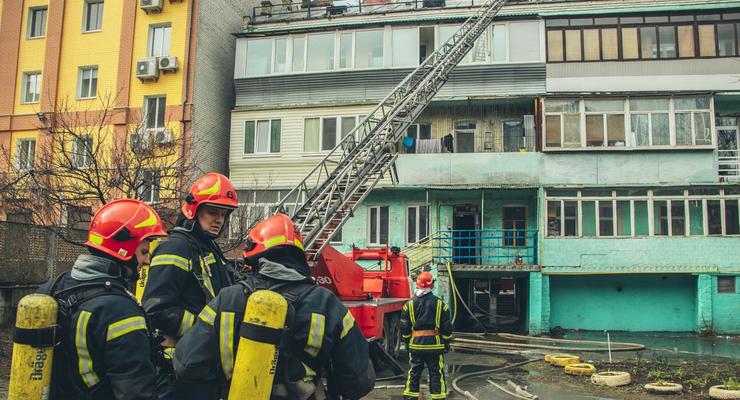 В Киеве на Подоле перекрыли улицу из-за пожара