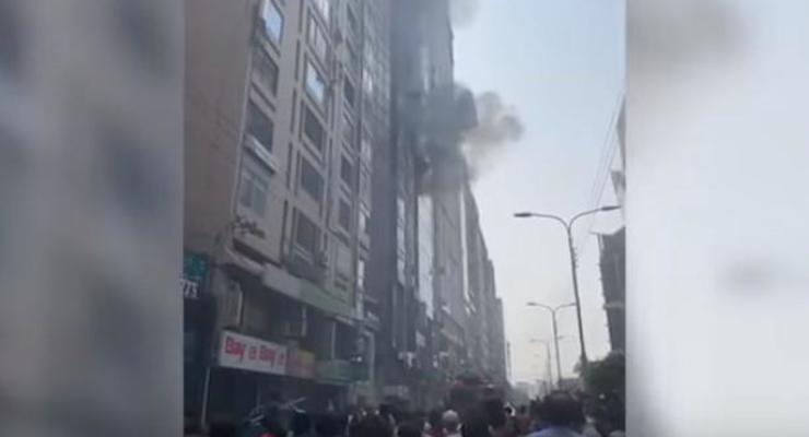 В Бангладеш горит небоскреб: люди прыгают из окон