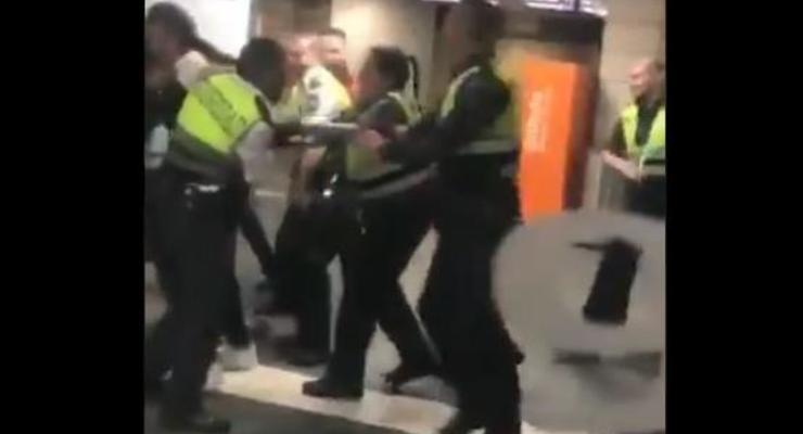 В метро Барселоны охранники избили пассажира