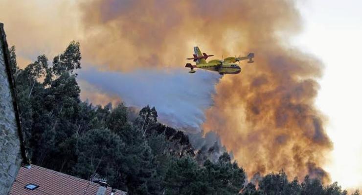В Испании тушат десятки лесных пожаров
