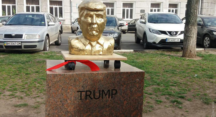 В Одессе появились памятники Ким Чен Ыну и Трампу