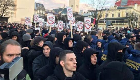 Нацкорпус пикетировал Порошенко во Львове