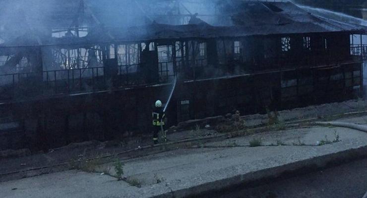 В Киеве сгорела двухэтажная баржа