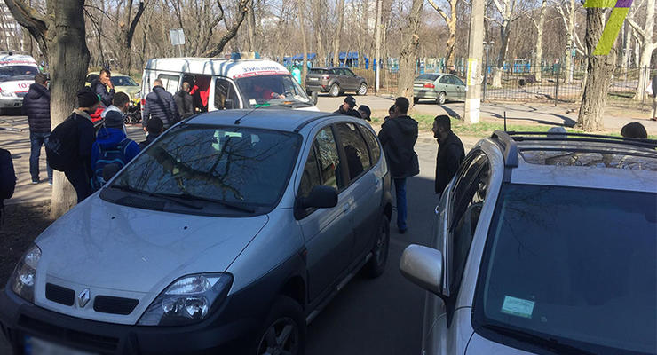 В Одессе BMW на переходе сбило женщину с ребенком