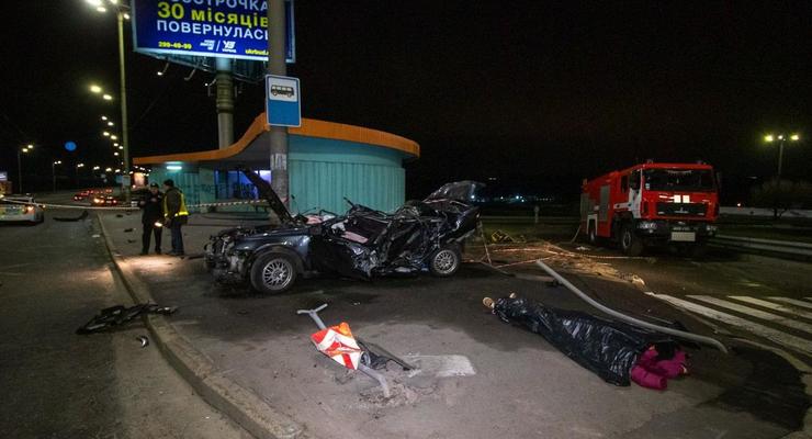 В Киеве авто влетело в электроопору, есть жертвы