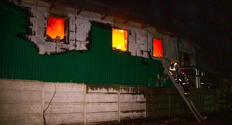Пожар на предприятии под Киевом тушили всю ночь