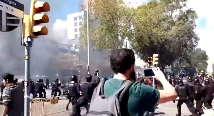 В Барселоне столкнулись сепаратисты и полиция, есть пострадавшие