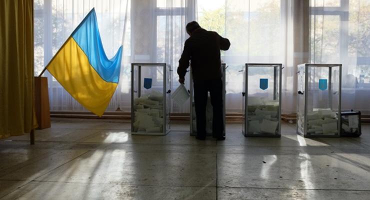 В Одессе глава избиркома побил избирателя, а на Донеччине подрался избирком