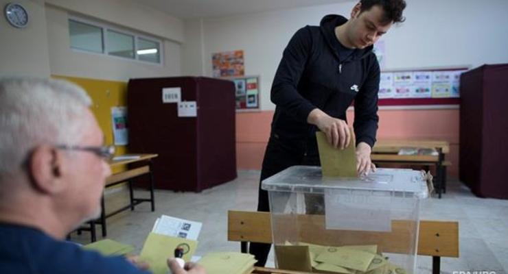 На избирательном участке в Турции застрелили двух человек