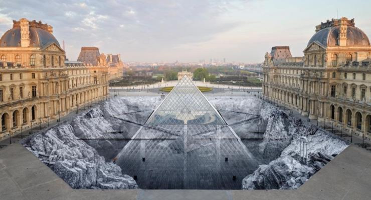 В центре Парижа установили гигантскую оптическую иллюзию