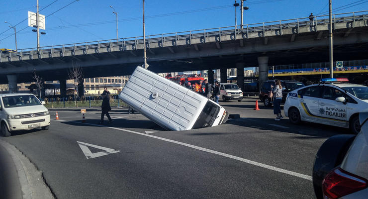 В Киеве микроавтобус провалился в яму посреди дороги