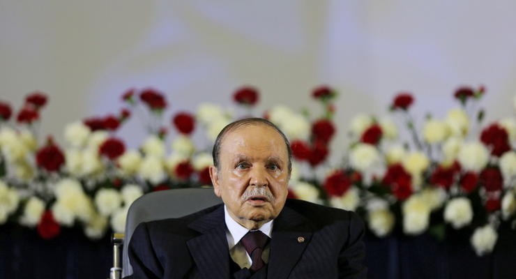 Президент Алжира после 20 лет правления заявил об отставке