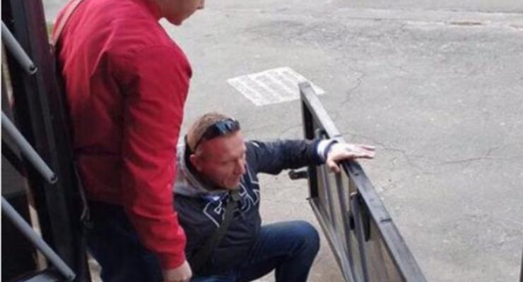 В Киеве пассажир выпал из троллейбуса вместе с дверью