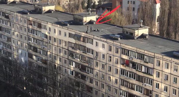 Дети в Киеве играют, бегая по крышам высоток