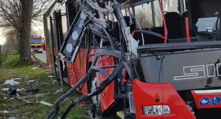 В Германии автобус с детьми попал в ДТП: 30 пострадавших
