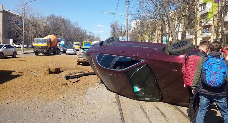 Взрыв в Одессе: автомобиль выкинуло на трамвайные пути
