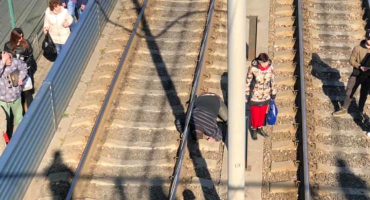 В Киеве самоубийца прыгнул с моста под скоростной трамвай